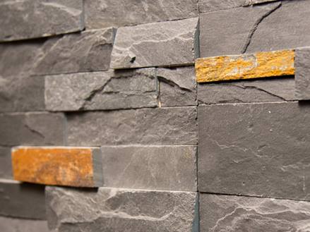 Schieferplatten an der Wand jonastone